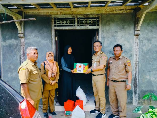 CAMAT SERAHKAN BANTUAN KEPADA KORBAN BENCANA RUMAH TERTIMPA POHON DI DESA GONDOWULAN